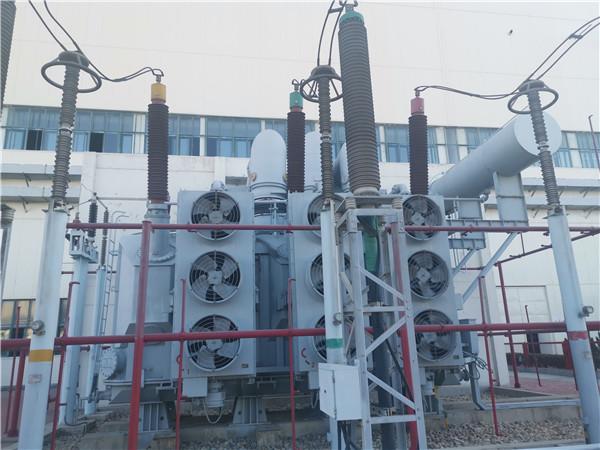 我公司承接龍口南山集團(tuán)SFP11-400000/220KVA超高壓電力變壓器維護(hù)保養(yǎng)現(xiàn)場。