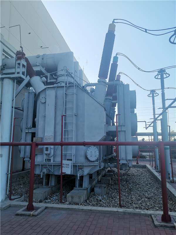 我公司承接龍口南山集團(tuán)SFP11-400000/220KVA超高壓電力變壓器維護(hù)保養(yǎng)現(xiàn)場。