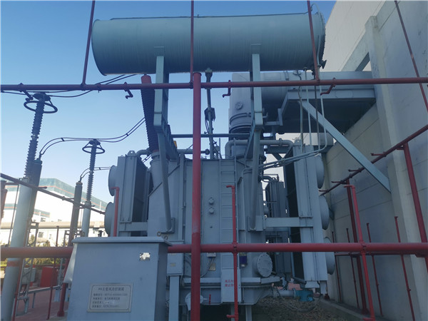 我公司承接龍口南山集團(tuán)SFP11-400000/220KVA超高壓電力變壓器維護(hù)保養(yǎng)現(xiàn)場。