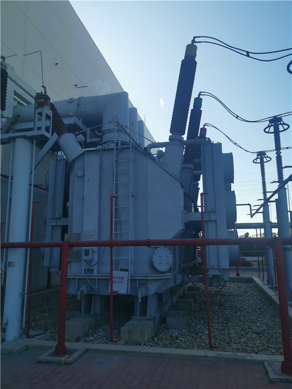 我公司承接龍口南山集團(tuán)SFP11-400000/220KVA超高壓電力變壓器維護(hù)保養(yǎng)現(xiàn)場。