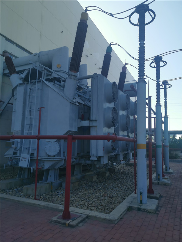 我公司承接龍口南山集團(tuán)SFP11-400000/220KVA超高壓電力變壓器維護(hù)保養(yǎng)現(xiàn)場。